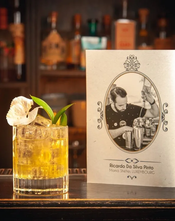 Cocktail de Ricardo Da Silva Pinto servi avec sa carte portrait