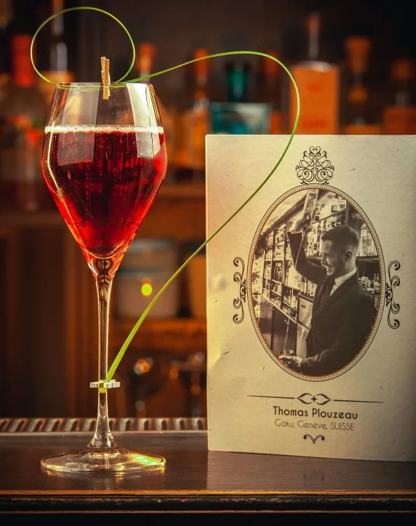 Cocktail de Thomas Plouzeau servi avec sa carte portrait