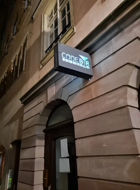 L'enseigne du Code Bar, rue du Vieil-Hôpital